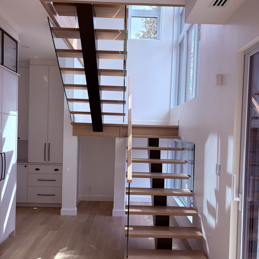 Escalier suspendu dans un intérieur clair, marches de chêne sans contremarche