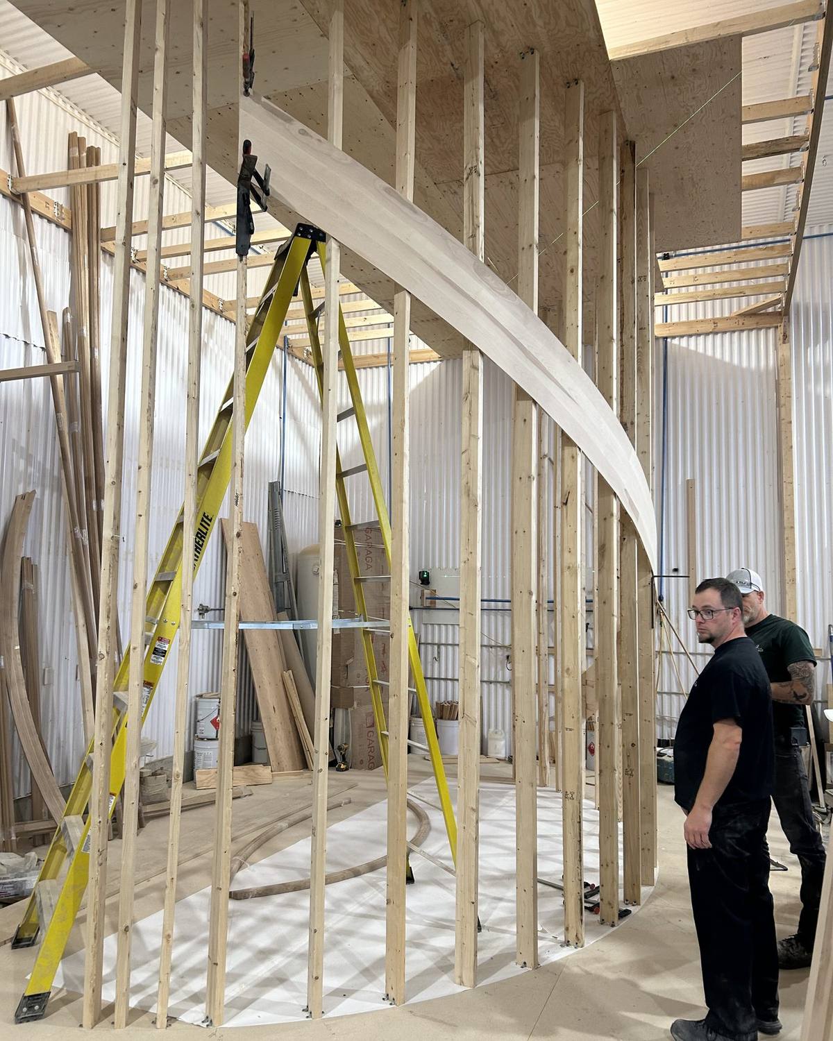 Gabarit d’un escalier tournant monté à blanc dans l’usine du réseau